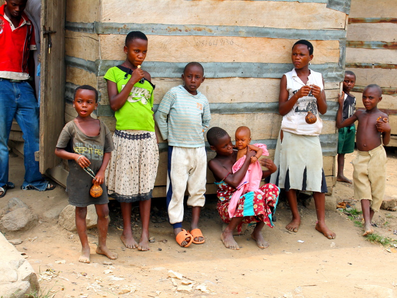 african children in sub-saharan uganda