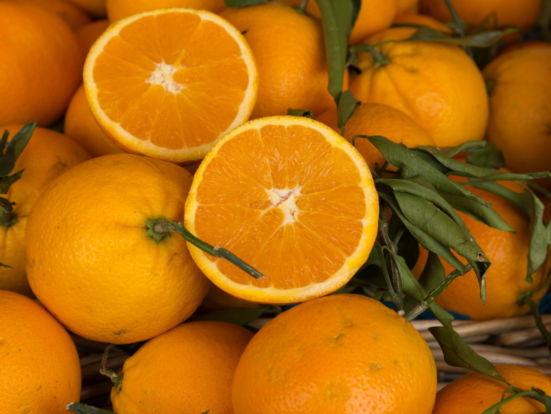fresh oranges 